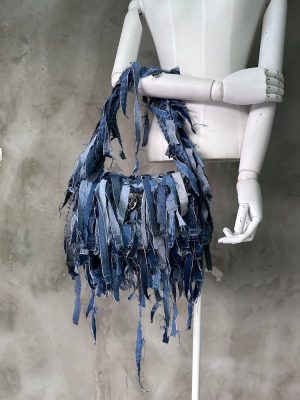 Bolso upcycled con flecos deshilachados