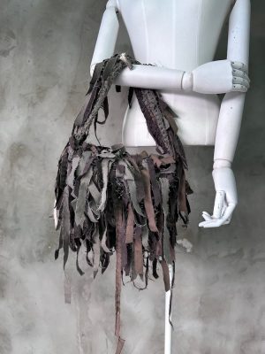 Bolso upcycled con flecos deshilachados