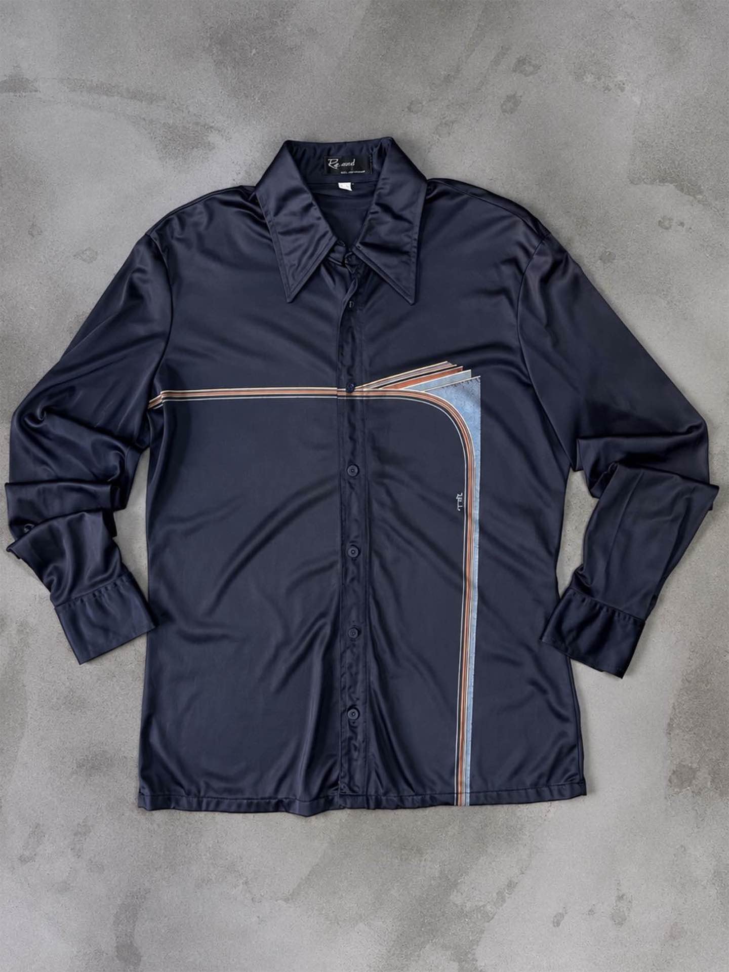 B01C0E8E-69CA-4E11-986C-35FC9B5482AD Camisa Disco Vintage 70s Roland Kosser - Negra con gráfico Retro - Imagen 1